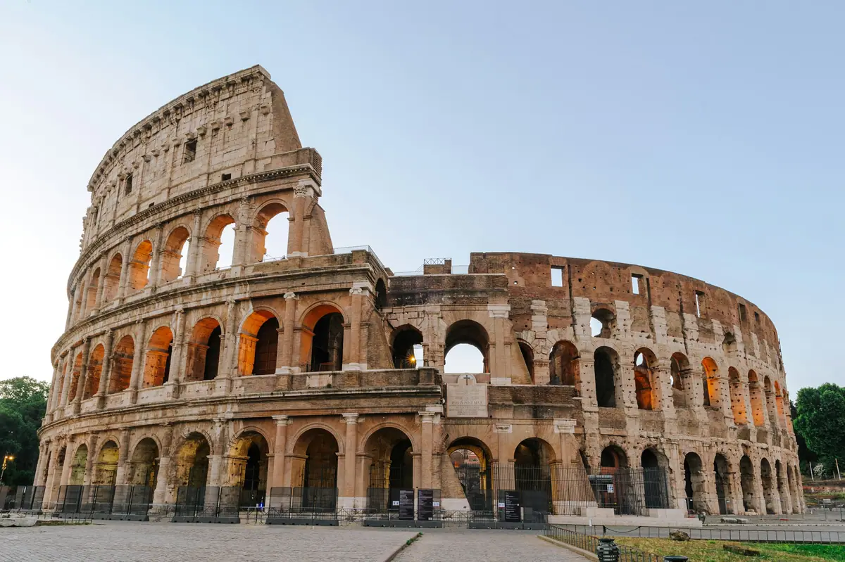 Il Colosseo illuminato dalla luce calda del tramonto