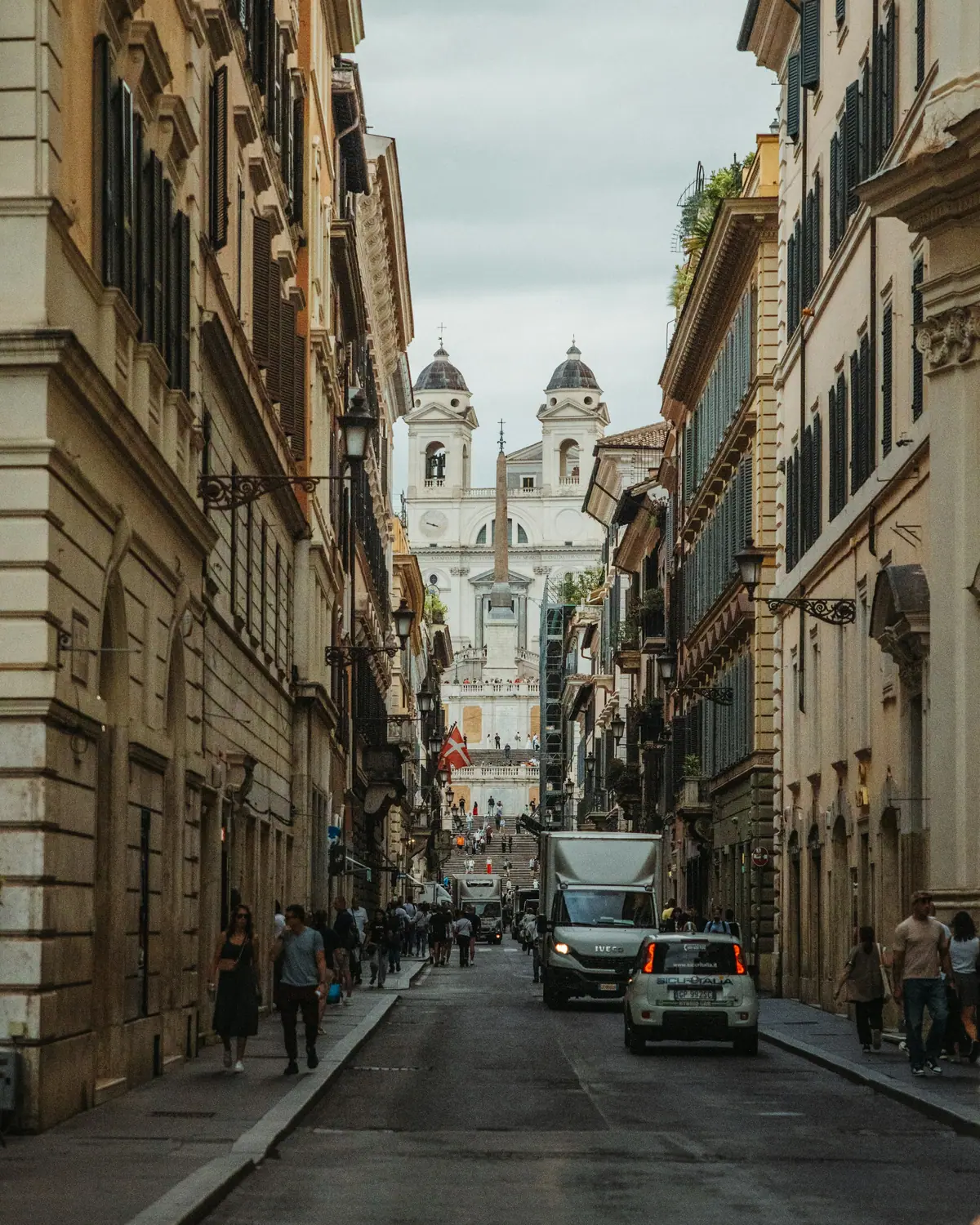 Via del centro con vista su Trinità dei Monti